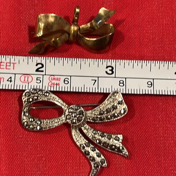 BROOCH ASSORTMENT Blue Hat Bows Mom pin - Picture 4 of 5